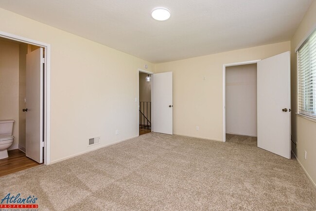 Building Photo - Lovely Townhouse | Remodeled | Private Patio
