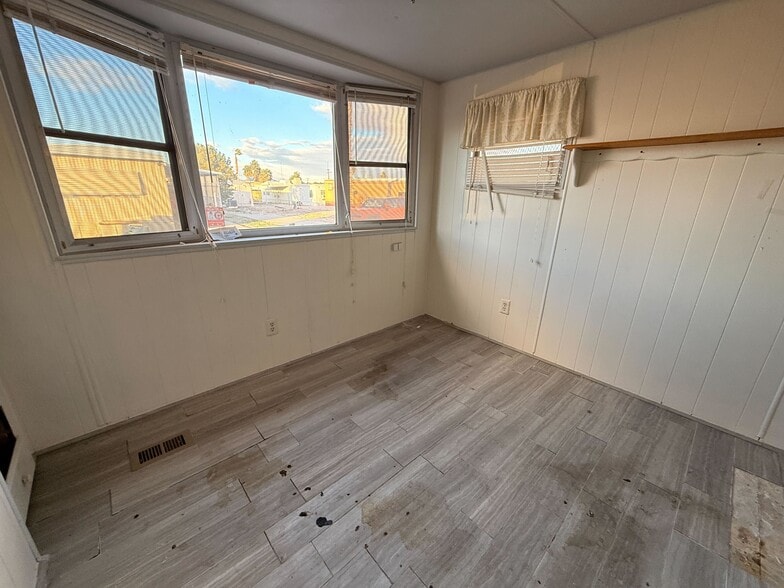 Building Photo - 3601 E Wyoming Ave