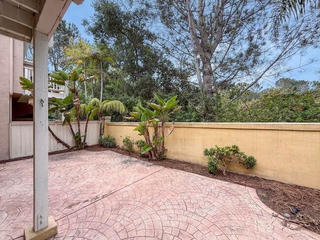 Building Photo - Great 3B/2.5BA House in Gated Community in...