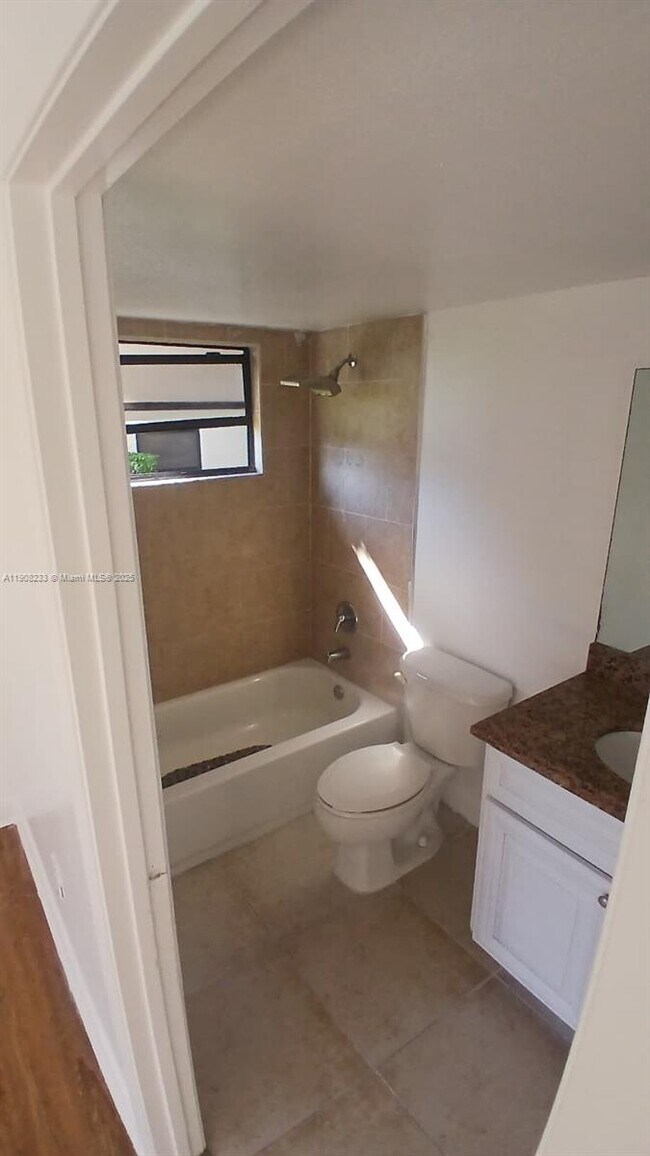 Building Photo - 1562 Lake Crystal Dr