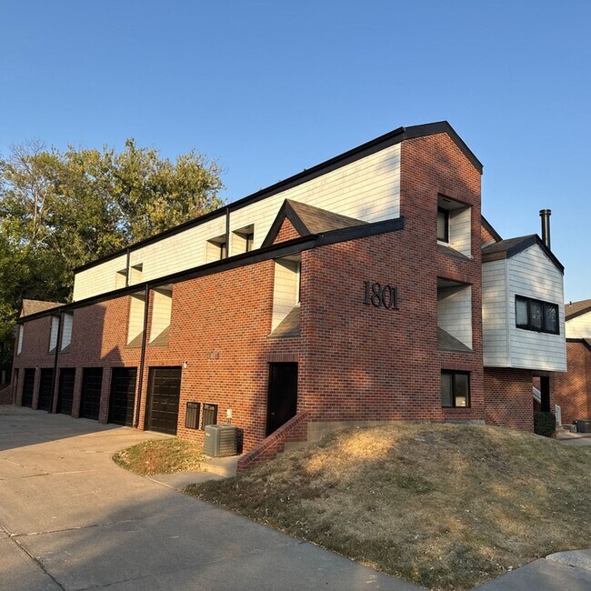 Building Photo - Luxurious 2-Bedroom Apartments with Modern Flair and Parkside Living!