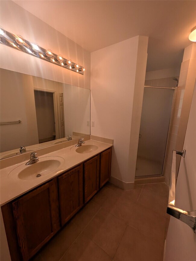 Building Photo - 4759 Pinemore Ln