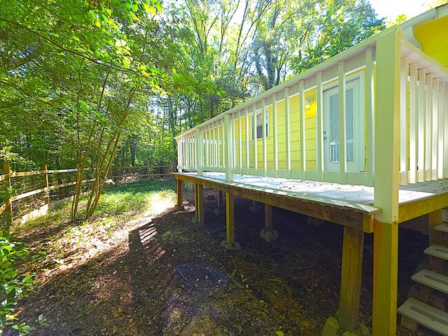 Building Photo - Welcome to this charming 3 bedroom, 2 bath...