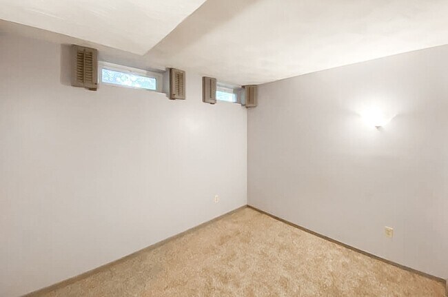 Building Photo - Charming 2-Level, 3 Bed 2 Bath Home In Much Sought After Chalet Woods Location