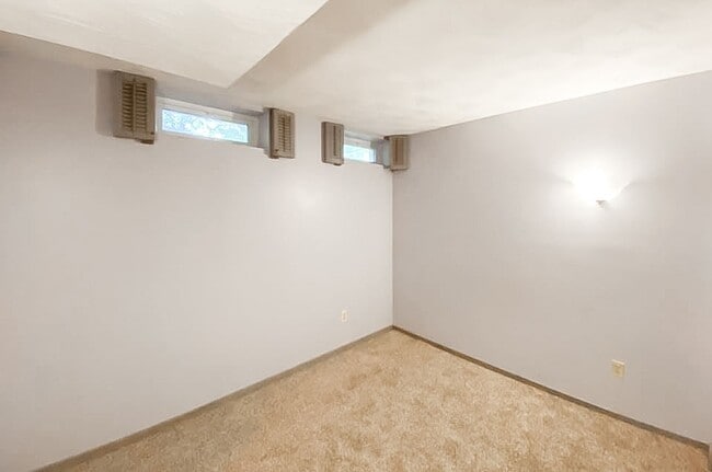 Building Photo - Charming 2-Level, 3 Bedroom 2 Bathroom Hom...