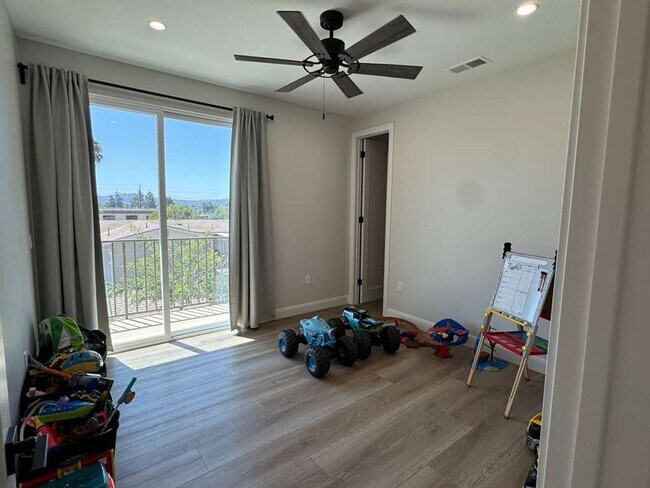 Building Photo - Brand New Upstairs Unit