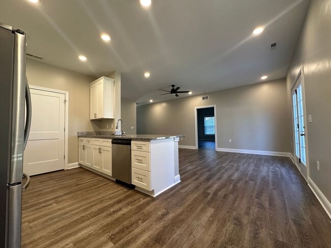 Building Photo - Great home in a well established neighborhood.