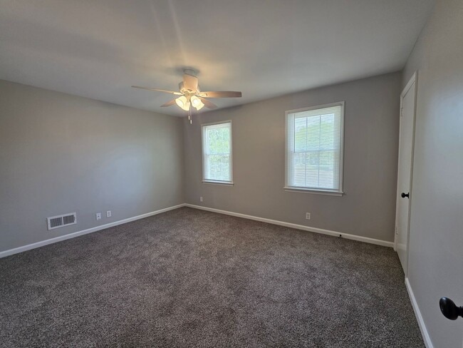 Building Photo - 2 bedroom 1.5 bath townhome in Hendersonville with garage
