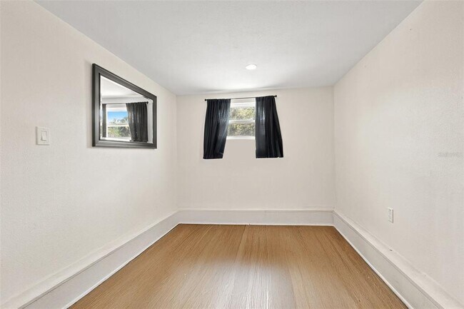 Building Photo - 2501 1/2 Oakdale St S