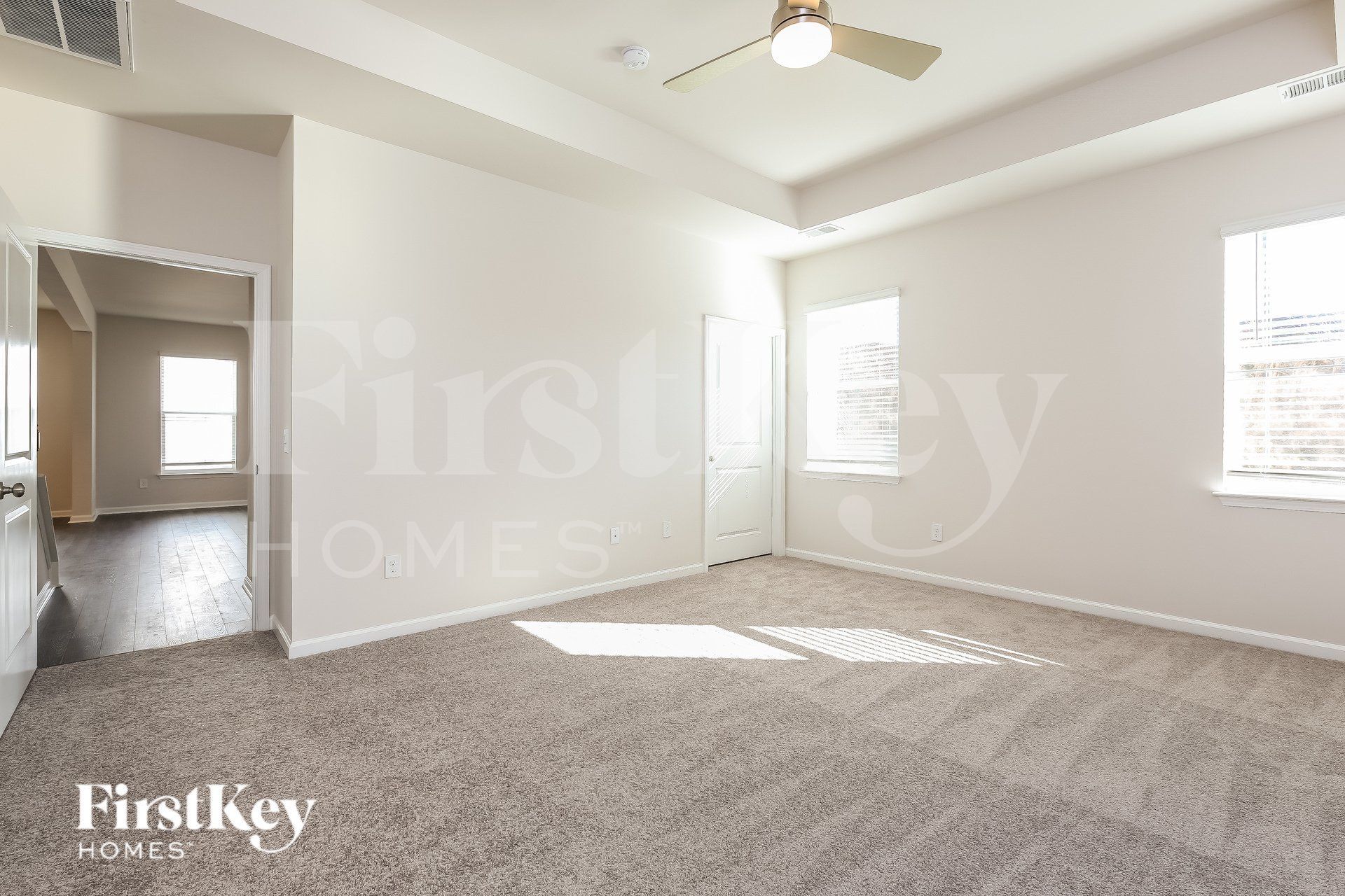 Building Photo - 562 Hillpark Ln