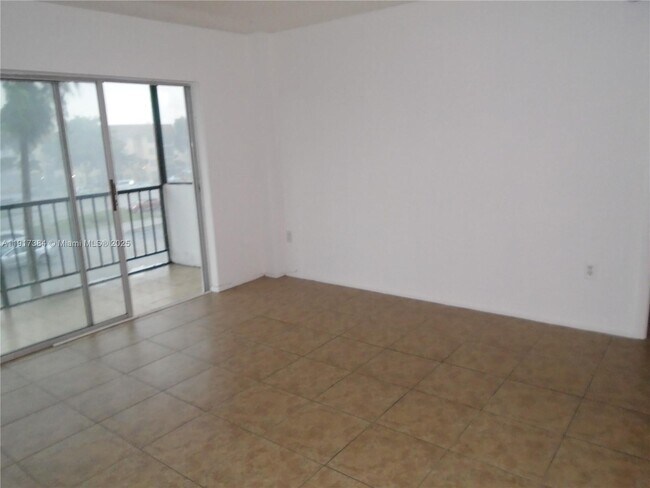 Building Photo - 4174 Inverrary Dr