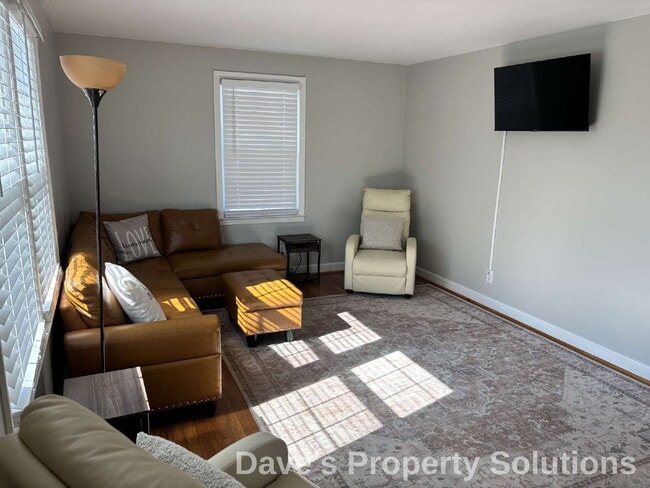 Building Photo - Experience Effortless Living in Beautiful Red Brick Ranch