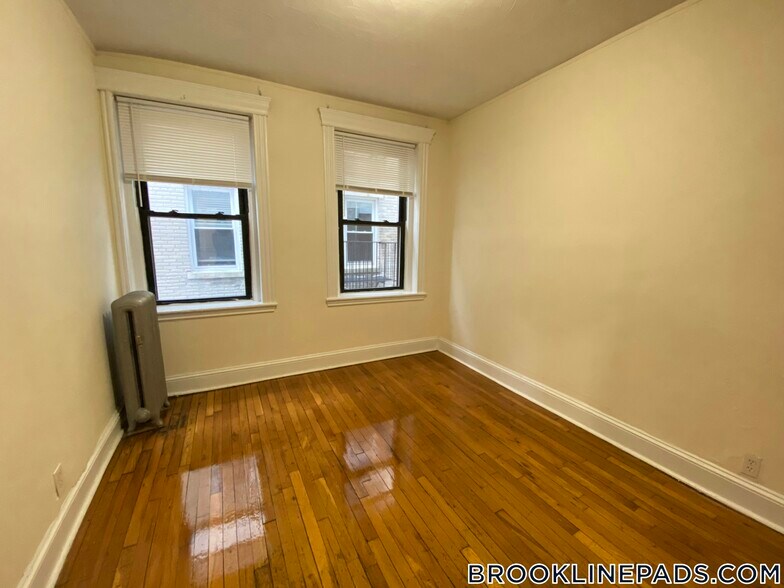 Building Photo - 364 Riverway