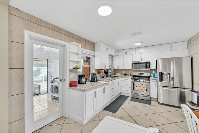 Building Photo - 726 N A St