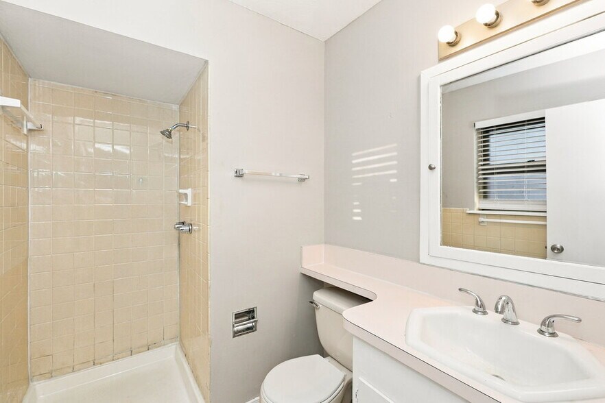 Building Photo - 2532 Belhaven Dr