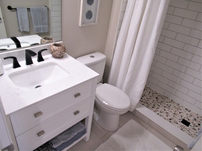 Building Photo - FURNISHED 2/2 GOLF COURSE  6 MONTH RENTAL APR. 29 - OCT. 31, 2026