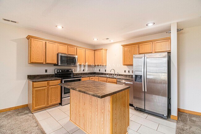 Building Photo - Southwest Omaha Townhome