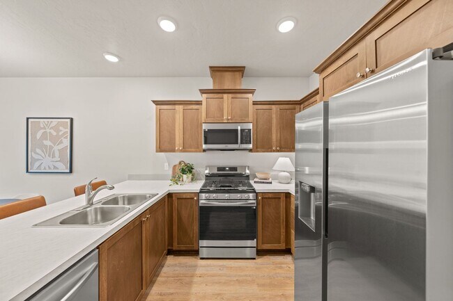 Building Photo - Mountain Views! 3 Bed/2.5 Bath Duplex with Fully Fenced Backyard - Golden Market Lane