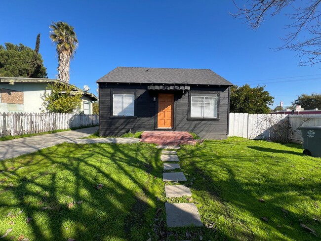 Building Photo - Cozy Little Home