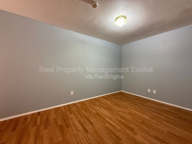 Building Photo - 3228 W Glendale Ave