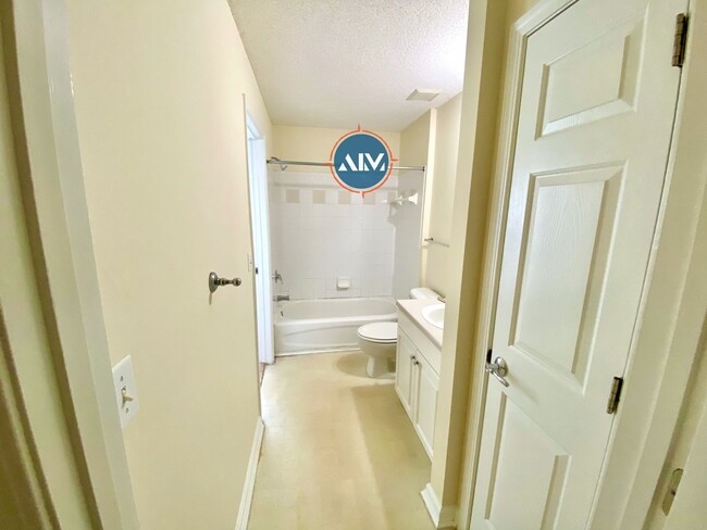 Building Photo - Spacious Third-Floor Condo at The Estate a...