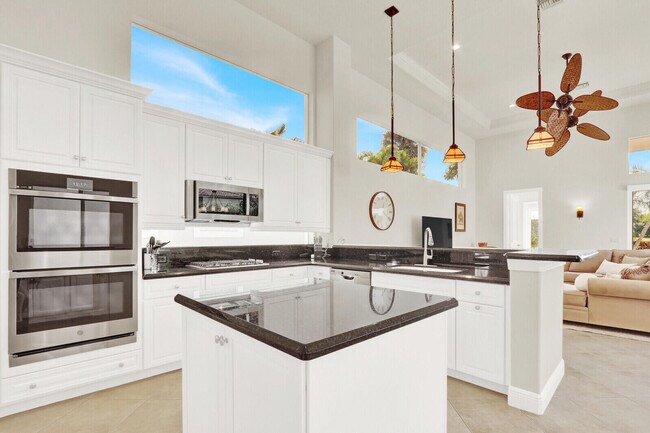 Building Photo - 528 Les Jardin Dr