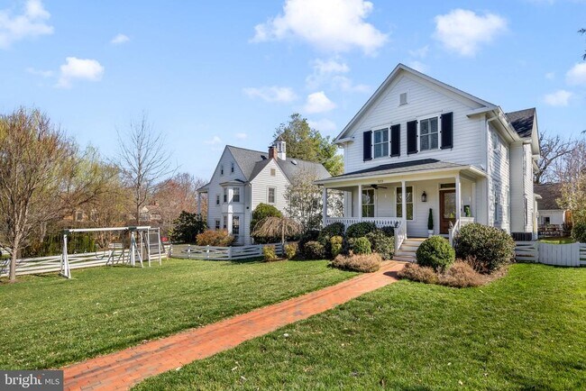 Building Photo - 323 S West St