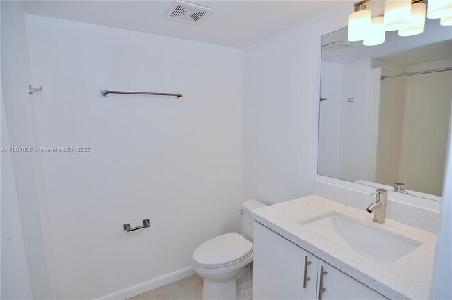 Building Photo - 9427 Fontainebleau Blvd