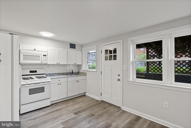 Building Photo - 8047 Park Haven Rd