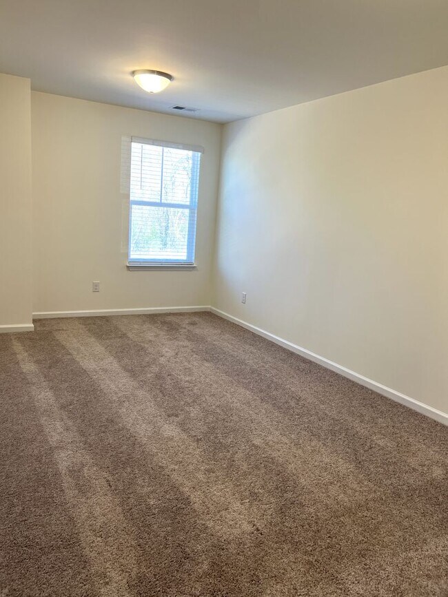 Building Photo - $1,000 Off First Full Month Rent