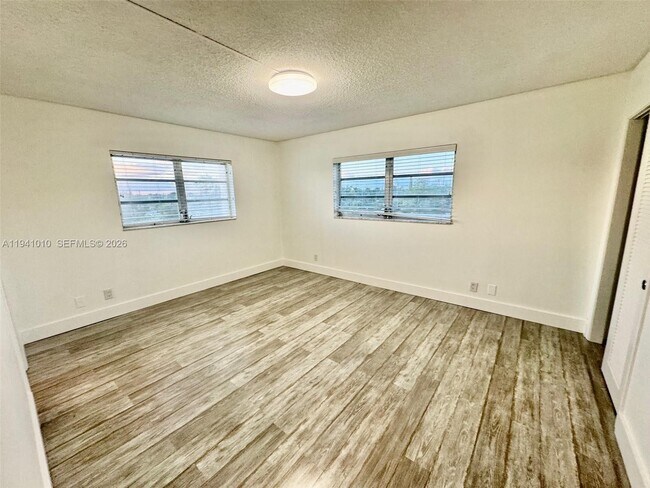 Building Photo - 900 NE 12th Ave