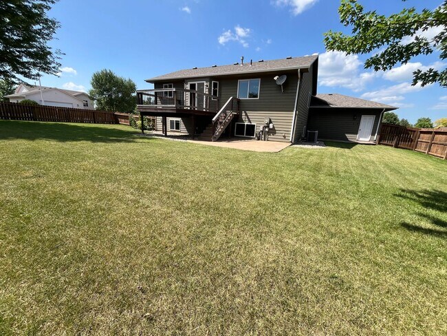 Building Photo - Stunning 4 Bed/2 Bath with 3 Car Garage and Fenced in Yard!