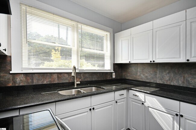 Building Photo - 204 Parkins Mill Rd