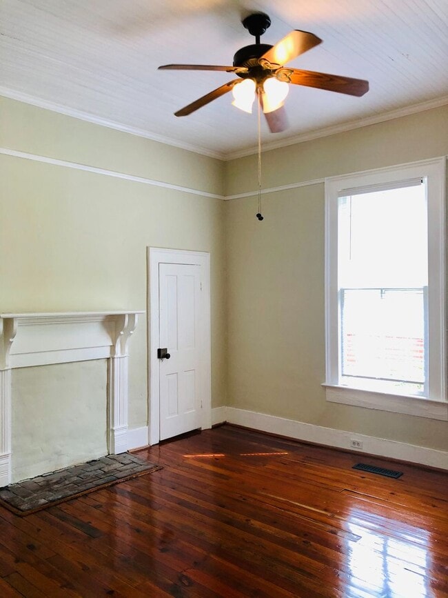 Building Photo - Plum Street-3 bedroom/2 bath home with large rocking chair front porch!