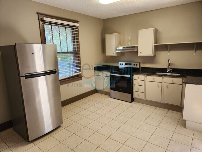 Building Photo - Historical 3 Bedroom 1 Bathroom!