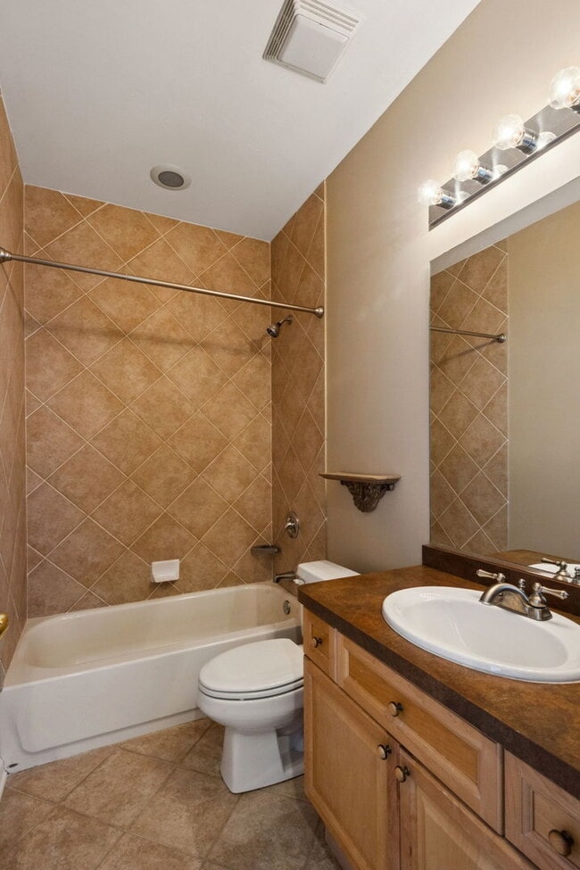 Building Photo - 7748 N Sheridan Rd