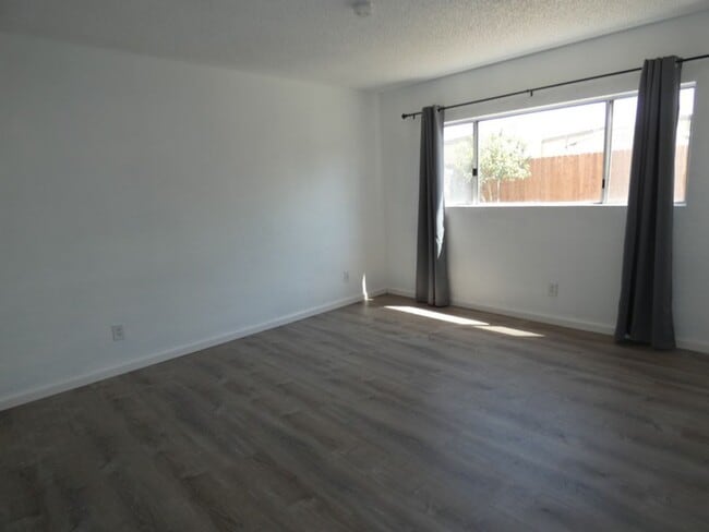 Building Photo - Cozy 2 bedroom 2 bath House with 2 Car Garage