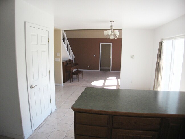 Building Photo - 627 Kings Glen Loop