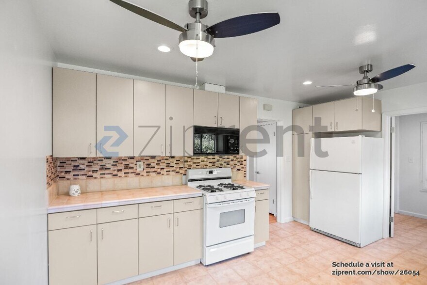 Building Photo - 3645 Mosswood Dr