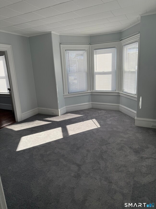 Building Photo - 85 Maple St