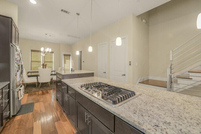 Building Photo - 5425A Hidalgo St
