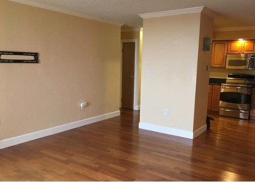 Living Room - 601 W 11th Ave
