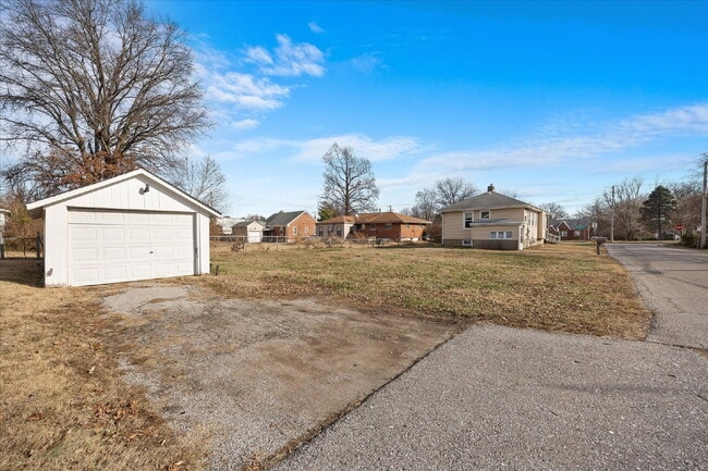 Building Photo - "Charming 3-Bed Haven with Hardwood Floors & 2 Full Baths in St. Louis!"  Hazelwood Schools.  Sec...