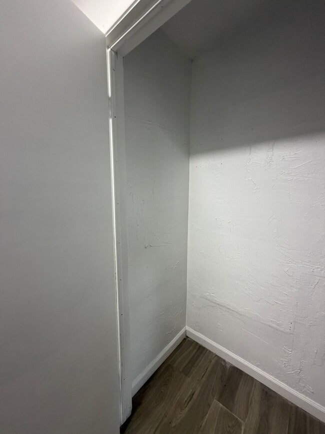 Building Photo - 14606 Riverside St