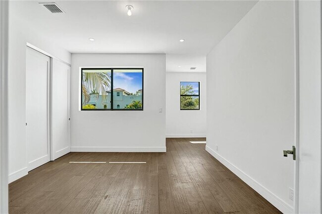 Building Photo - 1211 SE 1st St