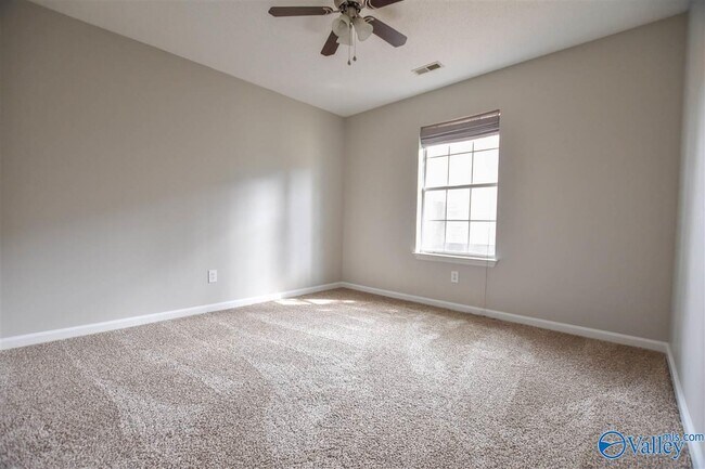 Building Photo - 2542 Bonnie Oaks Dr SW