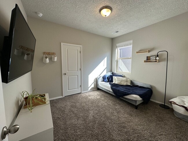 Building Photo - Beautiful Spacious Home!! Don't miss this ...