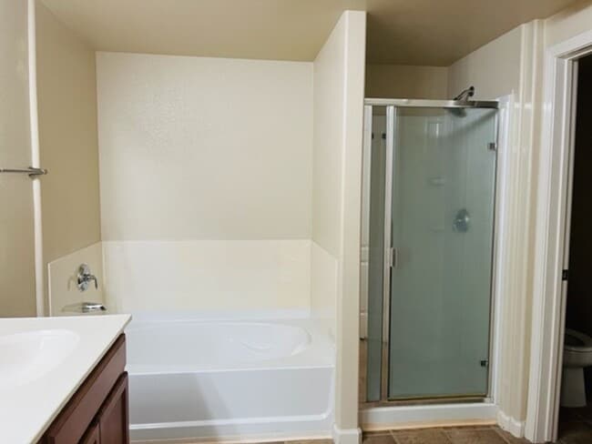 Building Photo - Beautiful Tri-Level Condominium in Gated Elk Grove Community!