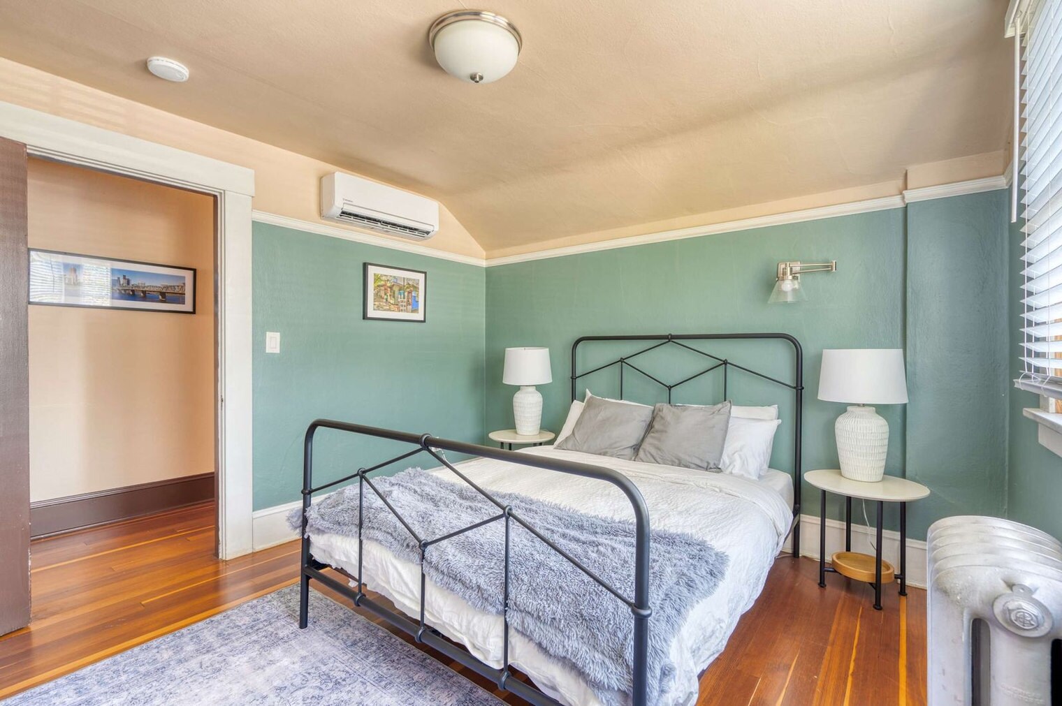 Building Photo - 2034 NE Flanders St