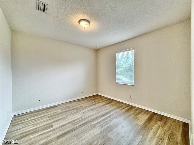 Building Photo - 530 Kilgour Ave S